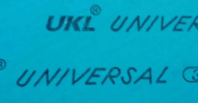 พื้นผิวสีฟ้าอ่อน มีตัวอักษรสีดำพิมพ์ซ้ำๆ กัน ประกอบด้วยคำว่า 'UKL' พร้อมสัญลักษณ์วงกลม R เล็กๆ ด้านบนขวา, คำว่า 'UNIVERSAL', และสัญลักษณ์ '(3xA)' ที่อยู่ในวงกลมรี